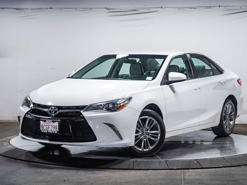 Used 2017 Toyota Camry SE FWD image 1
