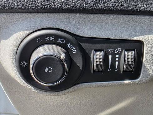 Used 2018 Jeep Compass Latitude w/ Popular Equipment Group AWD/4WD image 12