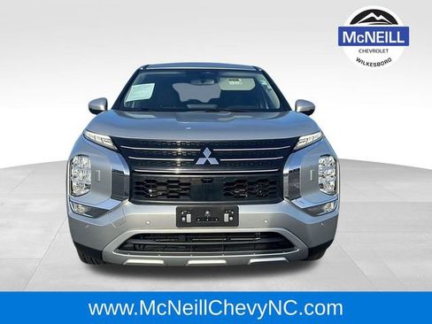 Used 2022 Mitsubishi Outlander SE image 2