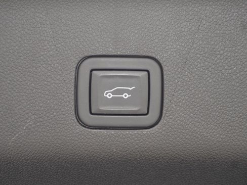 Used 2023 GMC Yukon SLT w/ SLT Premium Package RWD image 11