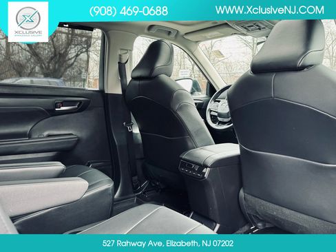 Used 2020 Toyota Highlander XLE AWD/4WD image 23
