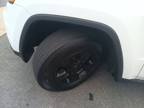 Used 2017 Jeep Grand Cherokee Laredo image 24