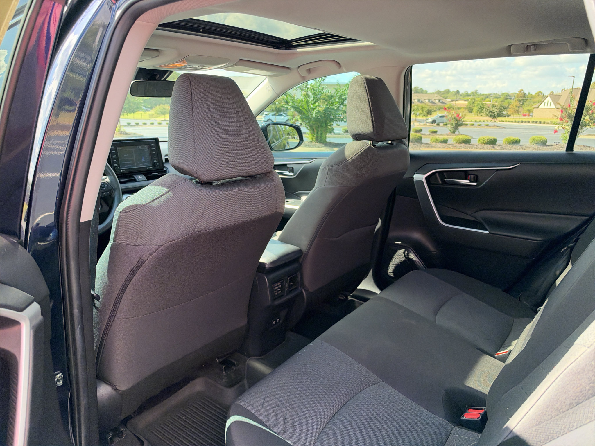 Used 2021 Toyota RAV4 XLE w/ Convenience Package FWD image 14