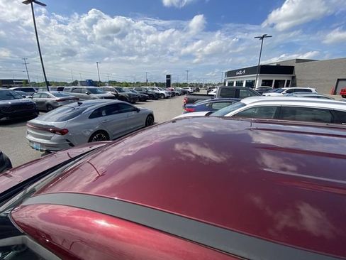 Used 2026 Kia Carnival FWD image 4