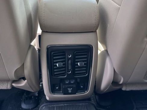 Used 2019 Jeep Grand Cherokee Limited w/ Luxury Group II AWD/4WD image 9