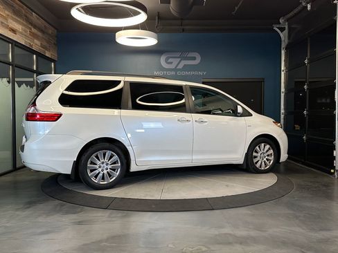 Used 2017 Toyota Sienna XLE Premium AWD/4WD image 3