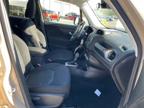 Used 2015 Jeep Renegade Latitude image 12