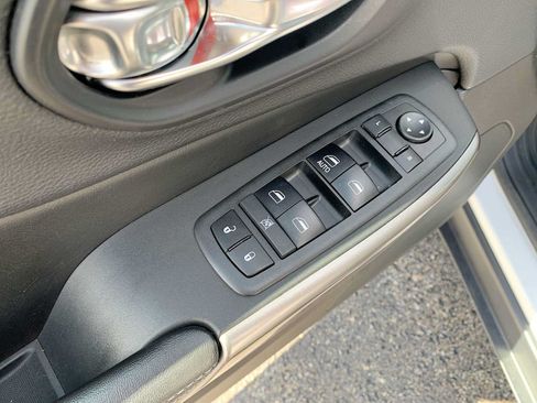 Used 2019 Jeep Cherokee Latitude w/ Popular Appearance Group FWD image 21