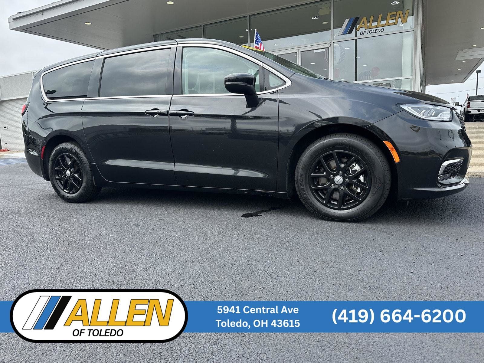 Used 2023 Chrysler Pacifica Touring-L FWD image 1