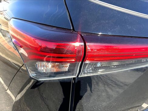 Used 2021 Toyota Highlander LE image 25