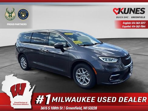Used 2023 Chrysler Pacifica Touring-L FWD image 1