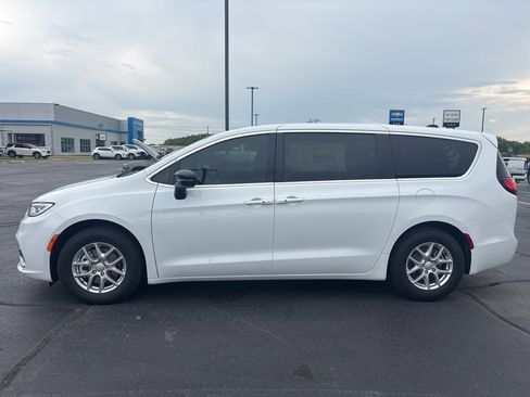 New 2026 Chrysler Pacifica Select image 2