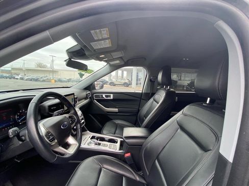 Used 2023 Ford Explorer XLT w/ Equipment Group 202A image 4