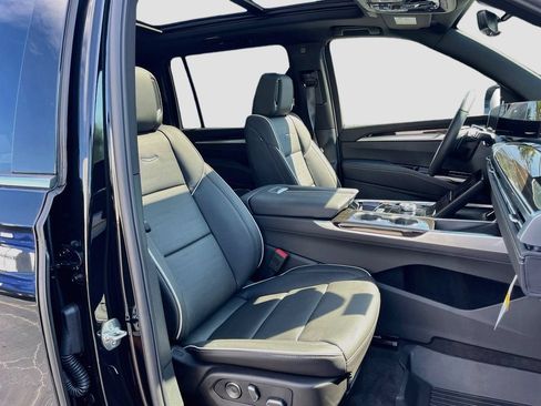 New 2026 Cadillac Escalade ESV Luxury w/ LPO, Radiant Package AWD/4WD image 32