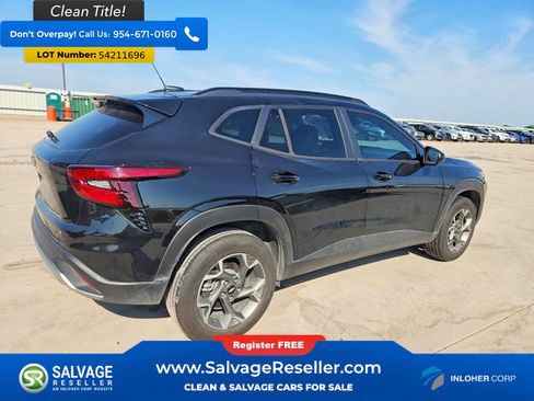 Used 2025 Chevrolet Trax LT w/ Sunroof Package FWD image 4