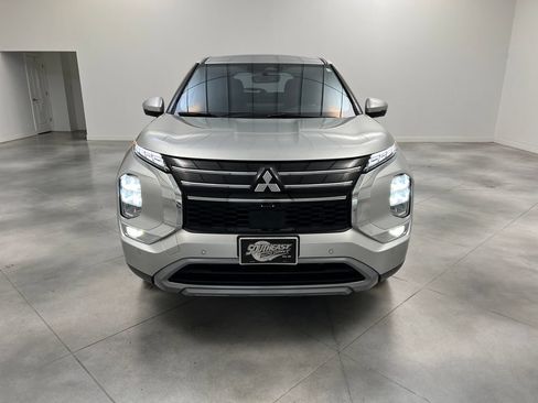 Used 2025 Mitsubishi Outlander SE FWD image 3