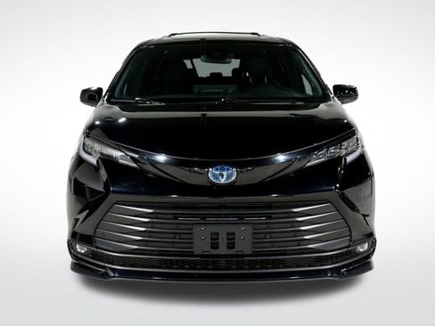 Used 2025 Toyota Sienna XLE Woodland Edition image 12