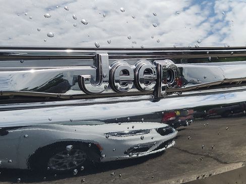 Certified 2025 Jeep Grand Cherokee Altitude AWD/4WD image 29