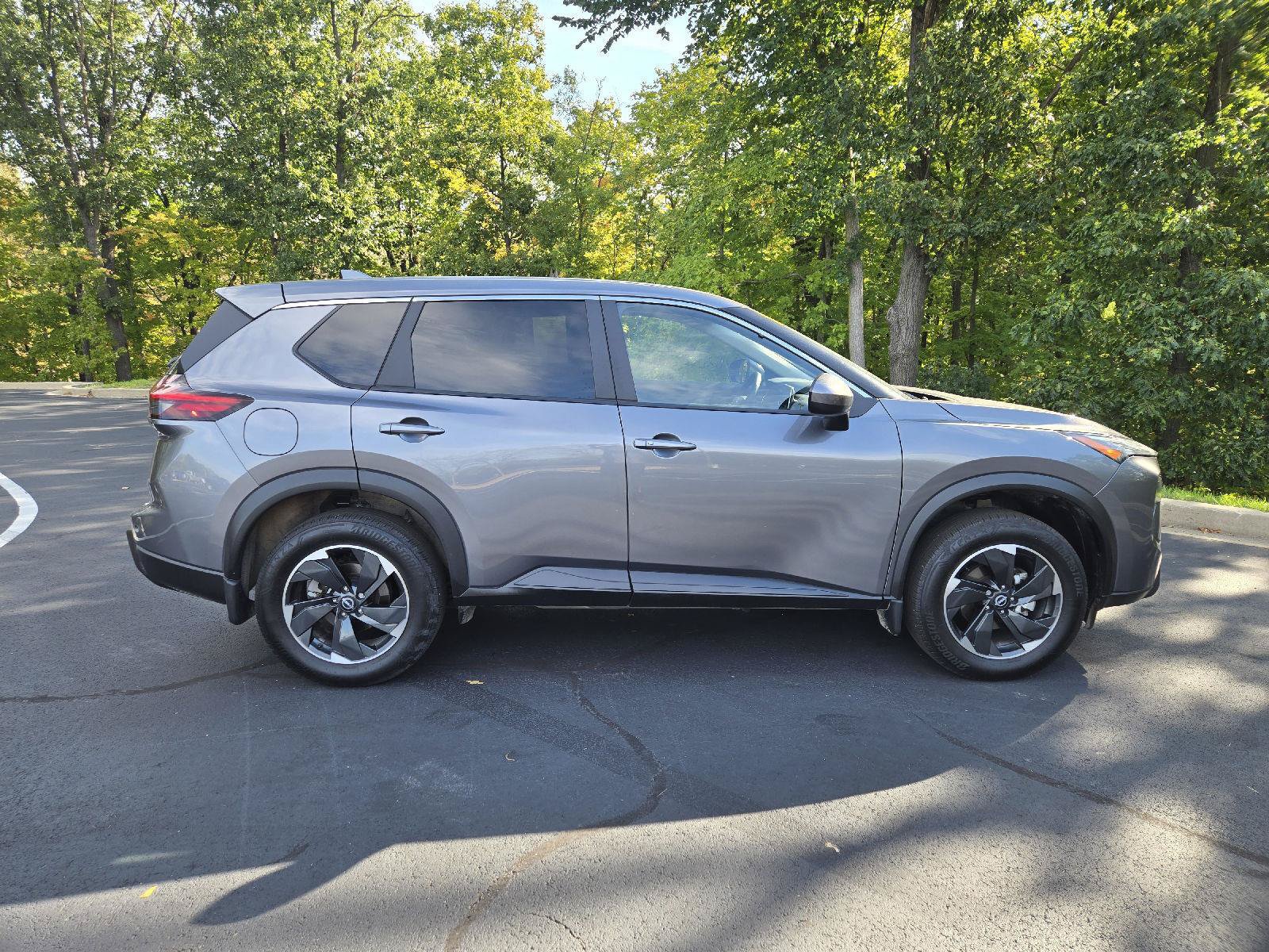 Used 2025 Nissan Rogue SV AWD/4WD image 2