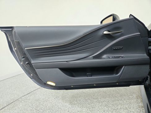 Used 2024 Lexus LC 500 Convertible image 16