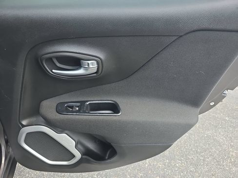 Used 2018 Jeep Renegade Latitude FWD image 12