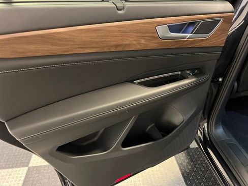 Certified 2025 Volkswagen Atlas SE FWD image 18