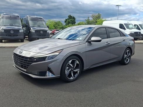Used 2023 Hyundai Elantra Limited FWD image 3