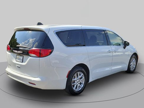 Used 2023 Chrysler Voyager LX FWD image 3