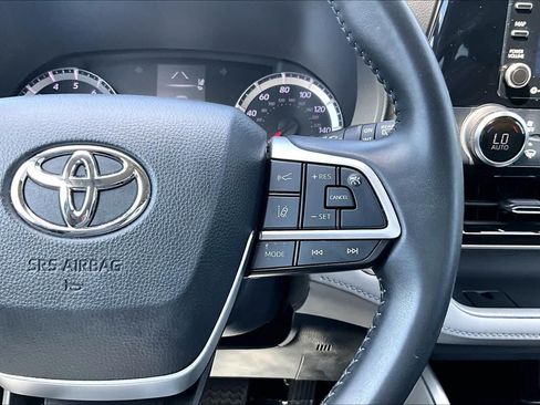 Used 2022 Toyota Highlander LE AWD/4WD image 24