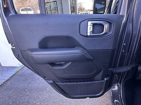 Used 2025 Jeep Wrangler Sahara image 28