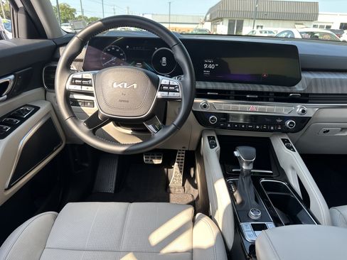 Used 2024 Kia Telluride SX w/ Towing Package FWD image 15