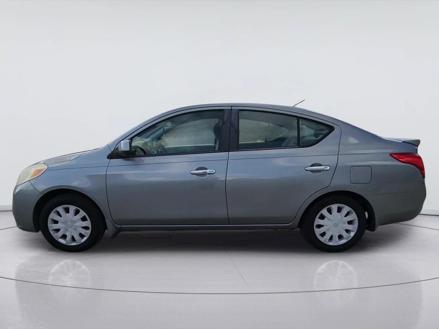 Used 2014 Nissan Versa SV FWD image 19
