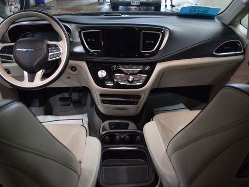 Used 2017 Chrysler Pacifica Platinum image 12
