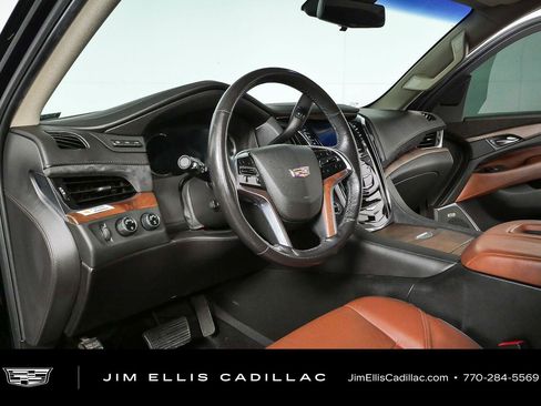 Used 2018 Cadillac Escalade Luxury AWD/4WD image 4