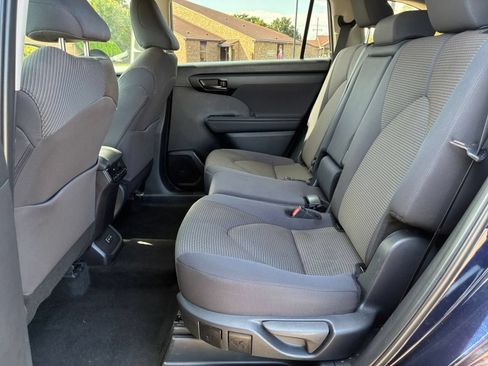 Used 2025 Toyota Highlander LE FWD image 22