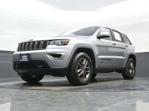 Used 2016 Jeep Grand Cherokee Laredo 75th Anniversary AWD/4WD image 27