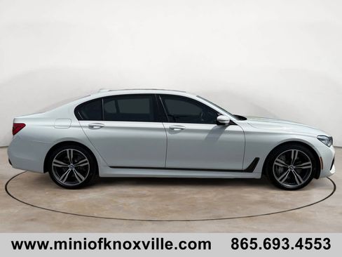 Used 2019 BMW 750i w/ Executive Package image 2