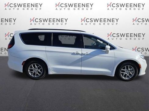 Used 2022 Chrysler Pacifica Touring image 6