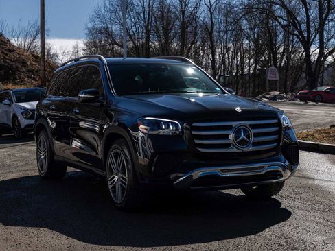 Used 2025 Mercedes-Benz GLS 450 4MATIC image 3