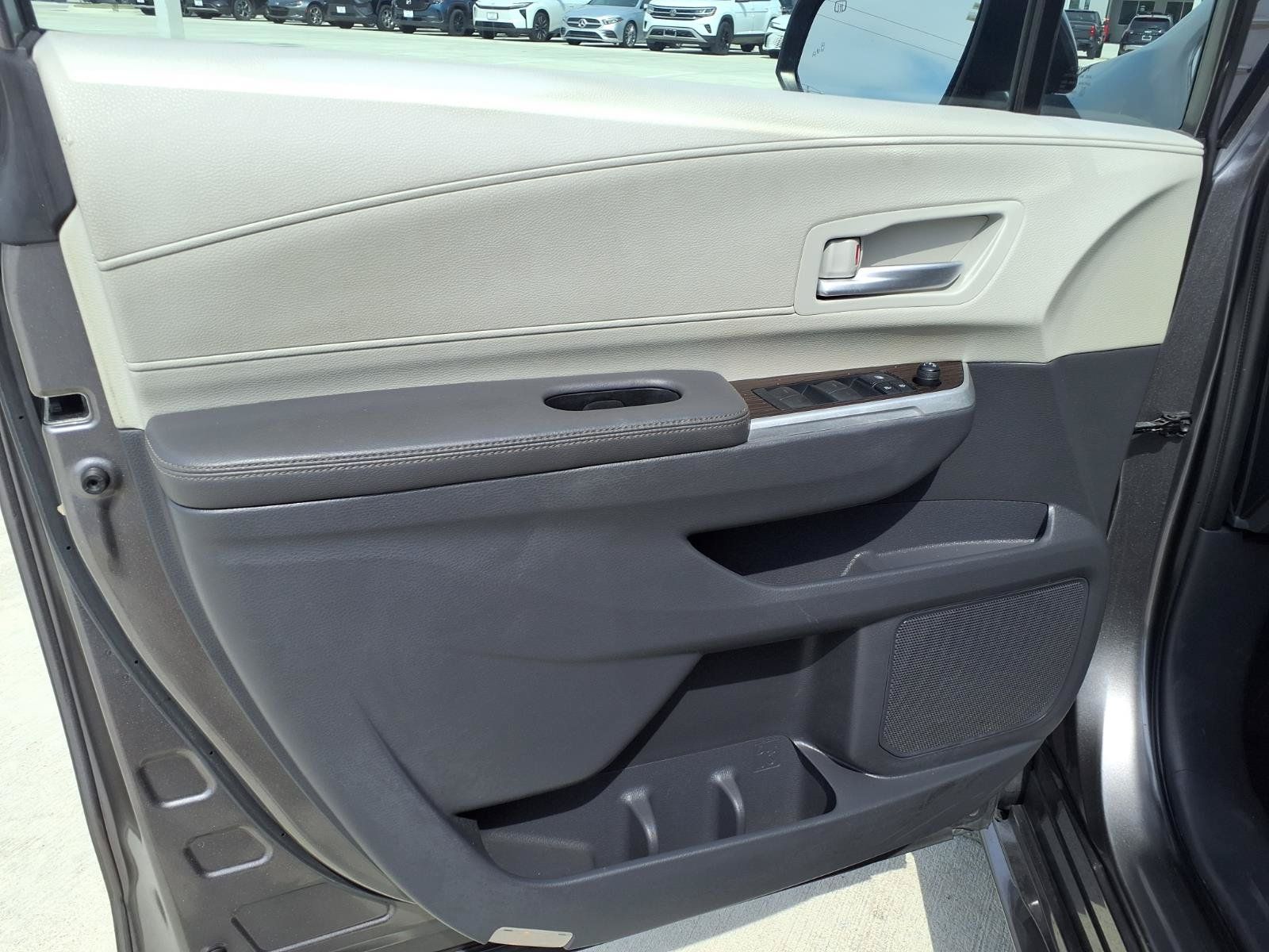 Used 2022 Toyota Sienna XLE FWD image 27