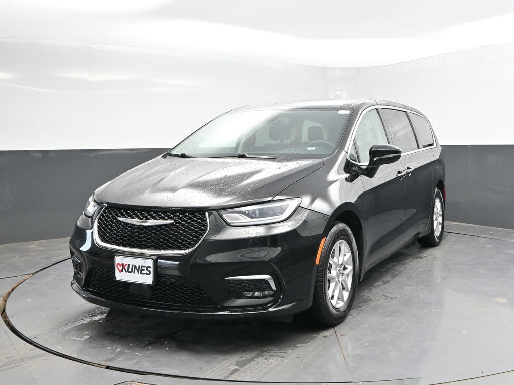 Used 2024 Chrysler Pacifica Touring-L FWD image 3