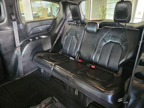 Used 2025 Chrysler Pacifica Select FWD image 34