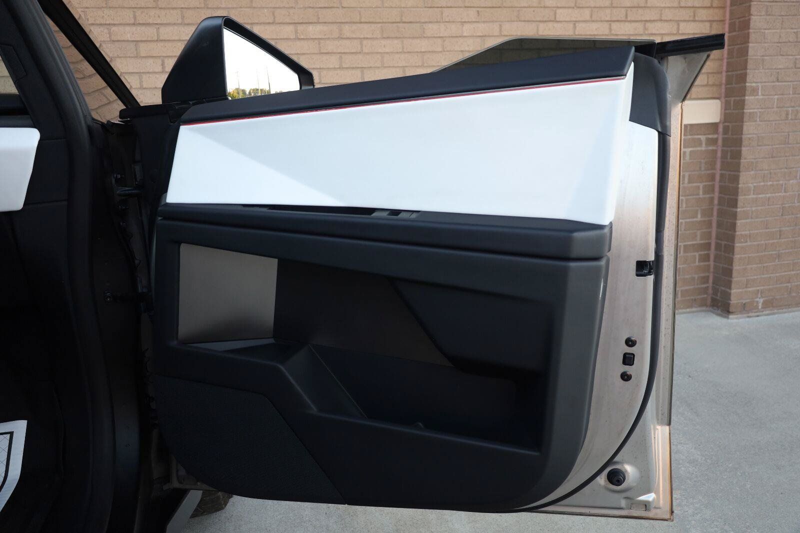 Used 2024 Tesla Cybertruck AWD Crew Cab image 28