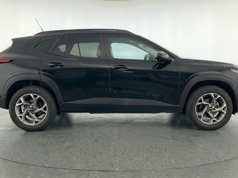 Used 2025 Chevrolet Trax LT image 11