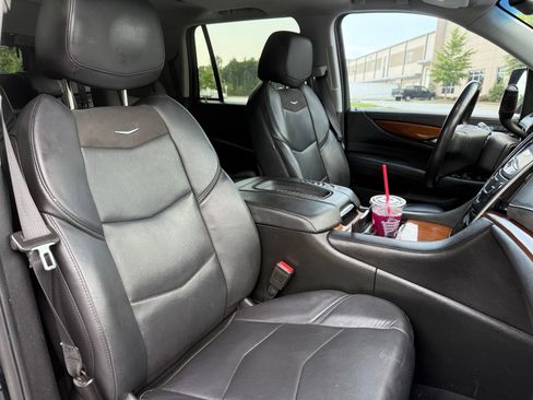 Used 2018 Cadillac Escalade Premium Luxury RWD image 37