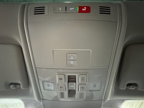 Used 2024 Volkswagen Taos SE w/ Panoramic Sunroof Package FWD image 29