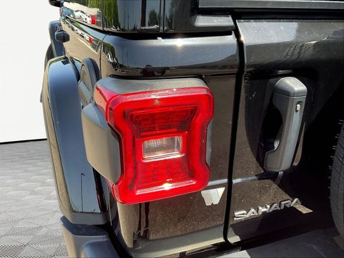 Used 2025 Jeep Wrangler Unlimited Sahara AWD/4WD image 23