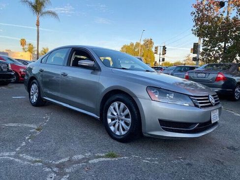 Used 2013 Volkswagen Passat 2.5 S image 2