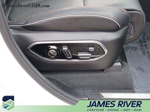 Used 2022 Jeep Grand Cherokee Summit w/ Advanced Protech Group IV AWD/4WD image 9