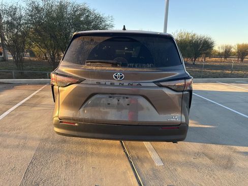 Used 2024 Toyota Sienna LE image 4